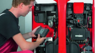 Un técnico adapta componentes de Linde en una carretilla Un técnico adapta componentes de Linde en una carretilla